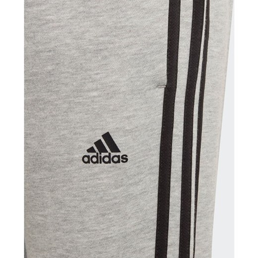 Spodnie dresowe chłopięce Essentials 3-Stripes Badge of Sport Adidas 134cm wyprzedaż SPORT-SHOP.pl