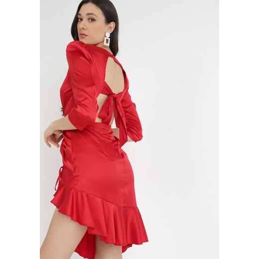 Czerwona sukienka Born2be satynowa z okrągłym dekoltem mini asymetryczna elegancka 