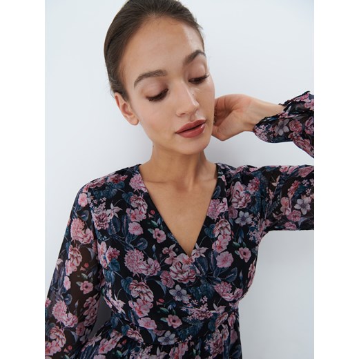 Sukienka Mohito w serek z długim rękawem w kwiaty mini boho