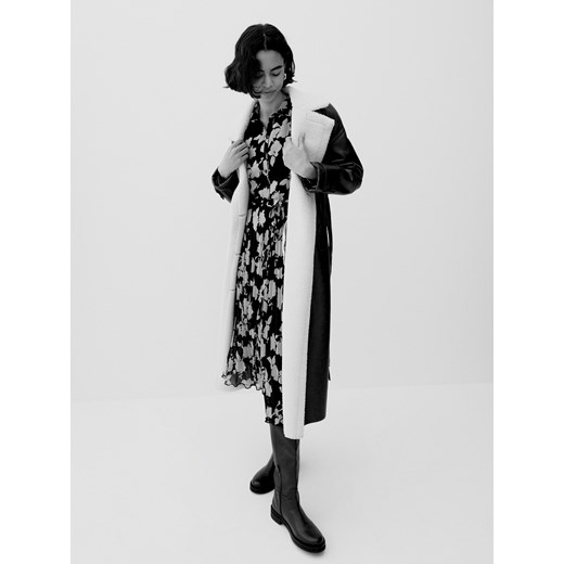 Sukienka wielokolorowa Reserved z dekoltem v z długim rękawem na wiosnę midi 