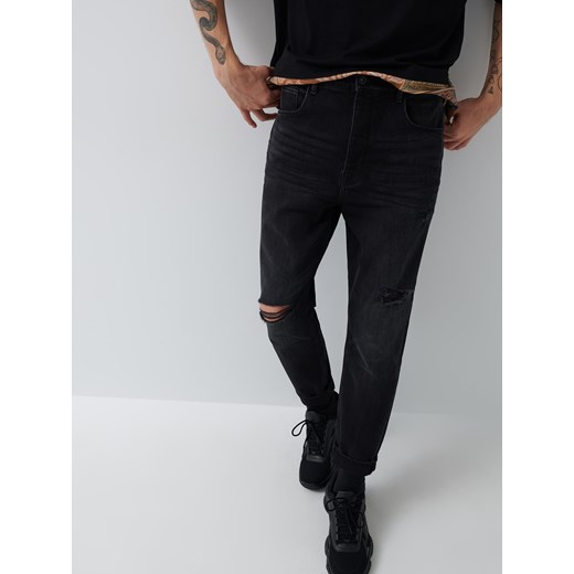 Jeansy carrot fit z dziurami - Czarny House 30/34 House promocyjna cena