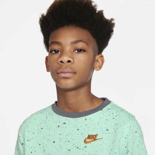 Sezonowa koszulka z nadrukiem dla dużych dzieci (chłopców) Nike Sportswear - Nike S promocyjna cena Nike poland