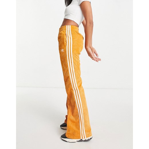 adidas Originals – Pomarańczowe, sztruksowe dzwony z trzema paskami-Pomarańczowy 44 Asos Poland