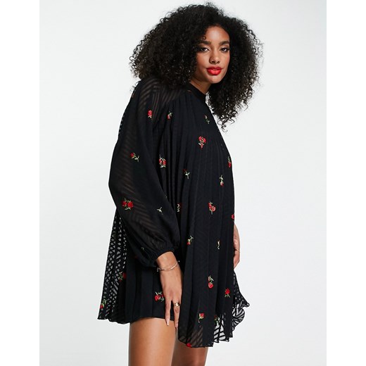 ASOS DESIGN – Czarna plisowana trapezowa sukienka mini z haftowanym wzorem na 34 Asos Poland