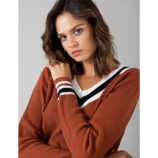 Brązowy sweter w serek Molton L Molton