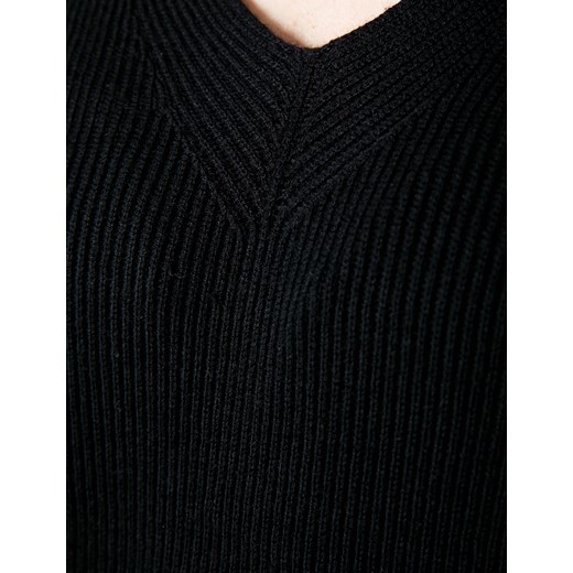 Czarny sweter z dzianiny z dekoltem w szpic Molton XL Molton