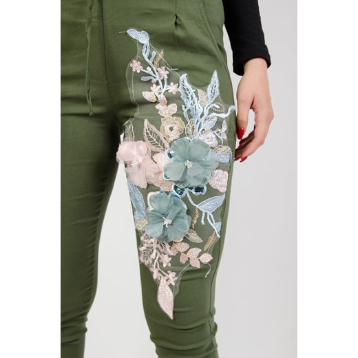 Zielone spodnie materiałowe z kwiatami Olika S olika.com.pl