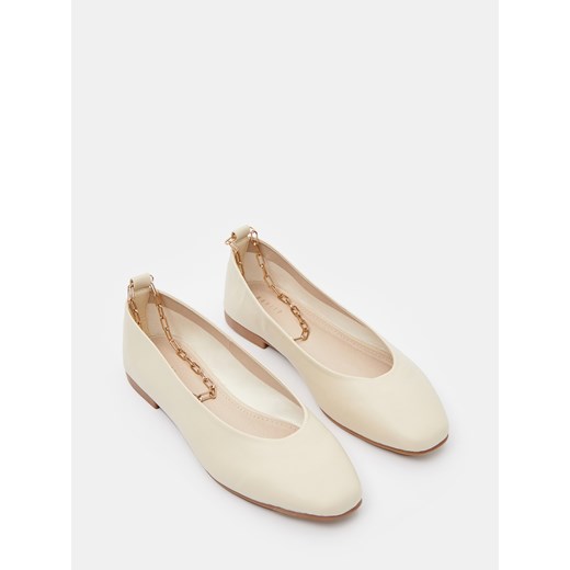 Mohito - Baleriny z ozdobnym łańcuszkiem - kremowy - id: 5292M-01X - marki Mohito - 131246834 Mohito - Baleriny z ozdobnym łańcuszkiem - kremowy ze sklepu Mohito w kategorii Balerinki - zdjęcie 131246834
