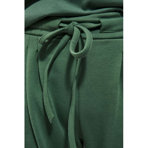 Spodnie dresowe z wiązaniem seledynowe ze sklepu Moodo.pl w kategorii Spodnie damskie - zdjęcie 131575903