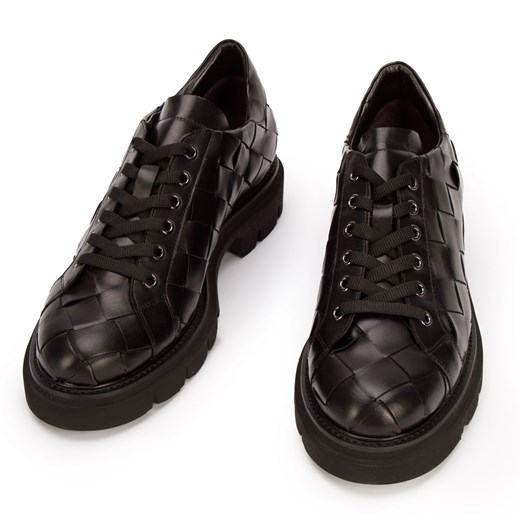 Damskie sneakersy w ozdobną plecionkę czarne ze sklepu WITTCHEN w kategorii Półbuty damskie - zdjęcie 132430482