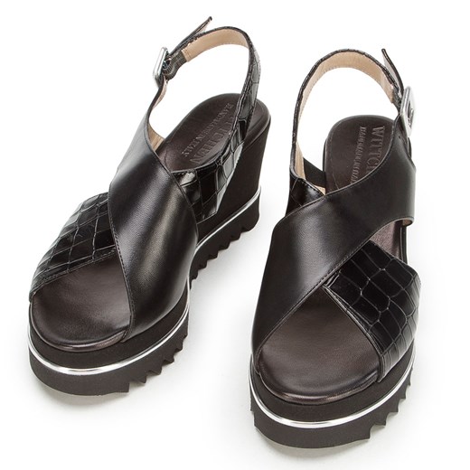Damskie sandały na koturnie ze skóry w krokodyli wzór czarne ze sklepu WITTCHEN w kategorii Sandały damskie - zdjęcie 132438793