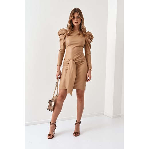 Stylowa sukienka z miękkiej i elastycznej eko skóry beżowa 03089 L fasardi.com