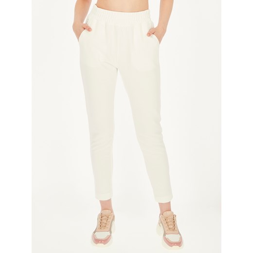 Białe dresowe spodnie L'AF Daffi ze sklepu Eye For Fashion w kategorii Spodnie damskie - zdjęcie 132675081