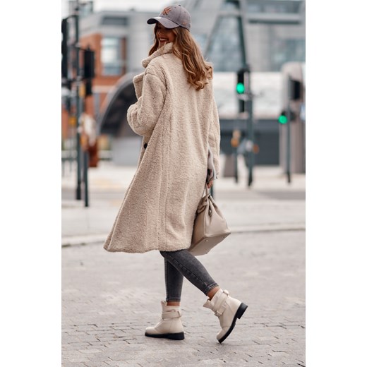 Pluszowy płaszcz damski z kołnierzem jasnobeżowy 8639 L fasardi.com
