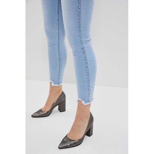 Jeansy medium waist z postrzępionymi nogawkami błękitne ze sklepu Moodo.pl w kategorii Jeansy damskie - zdjęcie 132874322