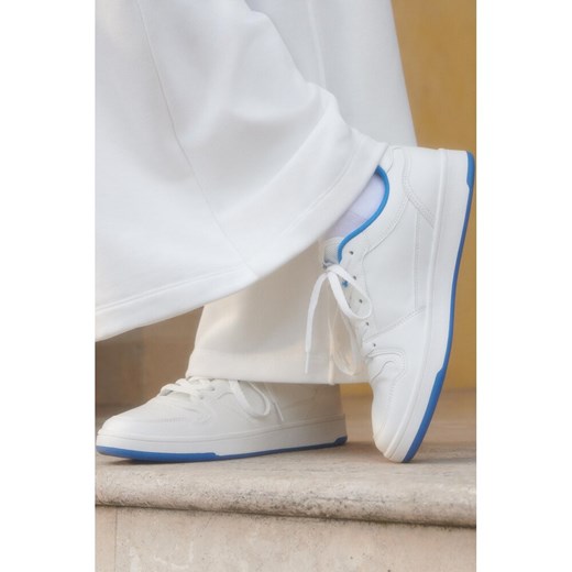 Buty sportowe damskie Sprandi na płaskiej podeszwie białe sznurowane 