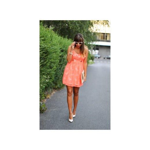 Koronkowa sukienka neonowa wycięcia w talii are-you-fashion zielony sukienka