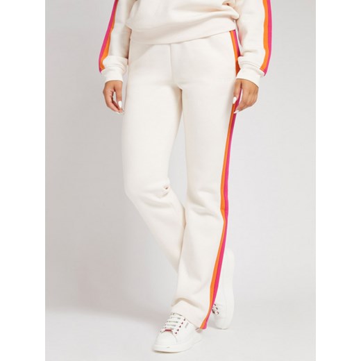 Damskie spodnie dresowe GUESS BRANDIE LONG PANT - kremowe/ecru Guess M promocyjna cena Sportstylestory.com