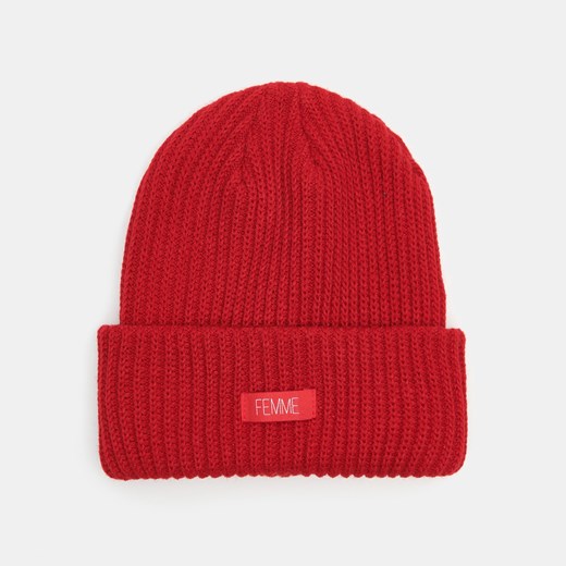 Sinsay - Prążkowana czapka z naszywką - Czerwony Sinsay Jeden rozmiar wyprzedaż Sinsay