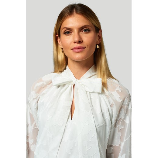 Elegancka bluzka z ozdobnym wiązaniem przy dekolcie Greenpoint 38 wyprzedaż Greenpoint.pl