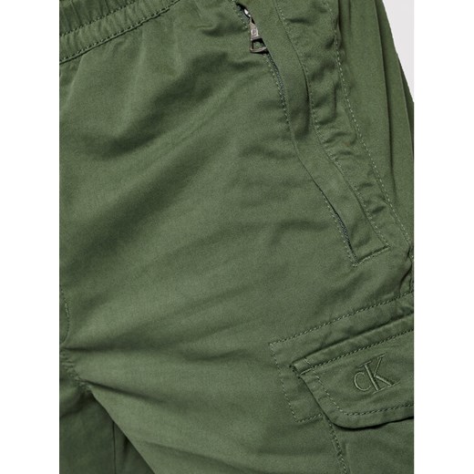 Calvin Klein Jeans Szorty materiałowe J30J317990 Zielony Regular Fit L promocja MODIVO