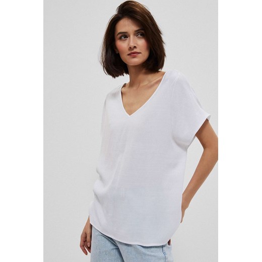 Koszulowa bluzka z dekoltem w serek z wiskozy biała ze sklepu Moodo.pl w kategorii Bluzki damskie - zdjęcie 136728621