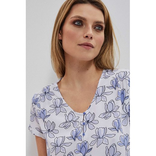 Bluzka koszulowa z kwiatowym wzorem i dekoltem w serek biała ze sklepu Moodo.pl w kategorii Bluzki damskie - zdjęcie 137138604