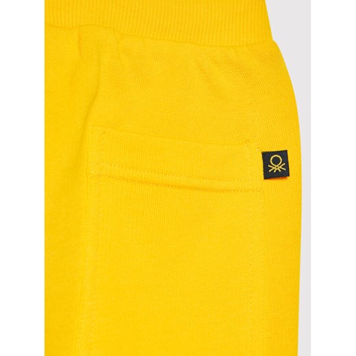 United Colors Of Benetton Spodnie dresowe 3J68I0028 Żółty Regular Fit United Colors Of Benetton 130 wyprzedaż MODIVO