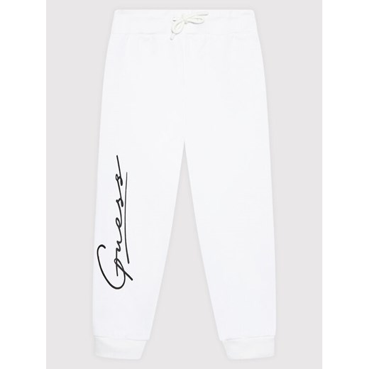 Guess Spodnie dresowe J1BQ30 KAOR1 Biały Regular Fit Guess 6Y okazyjna cena MODIVO