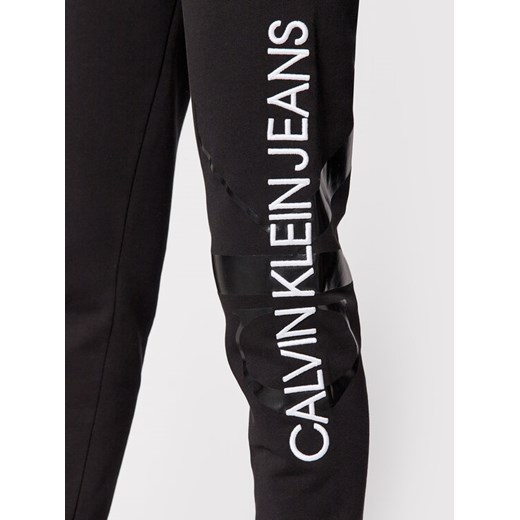 Calvin Klein Jeans Spodnie dresowe J20J21658 Czarny Regular Fit L okazja MODIVO
