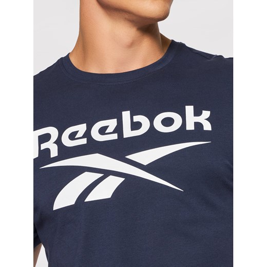 Reebok T-Shirt Graphic Series Reebok Stacked Tee GS1616 Granatowy Slim Fit Reebok S okazyjna cena MODIVO