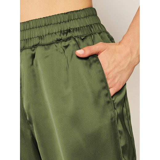 Guess Spodnie materiałowe Euphemia W0YB24 WD1R2 Zielony Relaxed Fit Guess S wyprzedaż MODIVO
