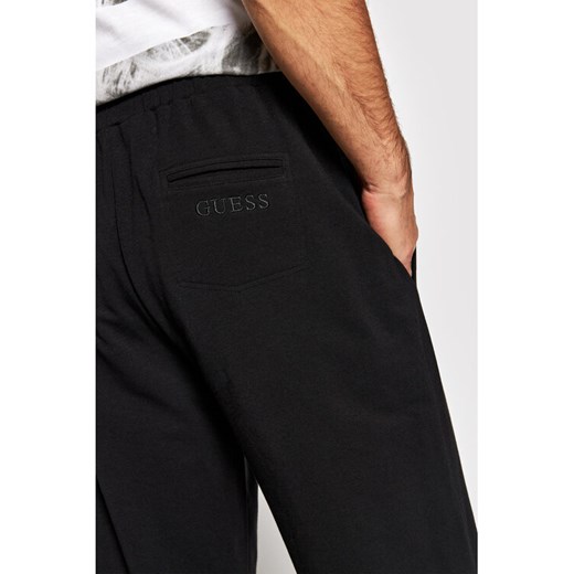 Guess Spodnie dresowe U1BB00 FL043 Czarny Relaxed Fit Guess S okazyjna cena MODIVO