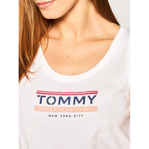 Tommy Jeans Top Tjw Logo DW0DW08243 Biały Regular Fit Tommy Jeans M promocja MODIVO
