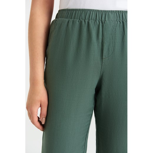 Lniane spodnie z gumką w pasie, kolor khaki Greenpoint 36 Greenpoint.pl