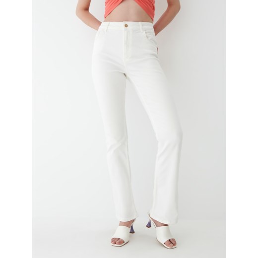 Mohito - Białe jeansy flare - Biały Mohito 34 Mohito
