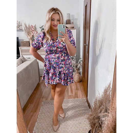LENA - SUKIENKA PLUS SIZE KOPERTOWA W KWIATY. CZARNO/FIOLETOWA Rozmiar UNIWERSALNY kiecka.eu
