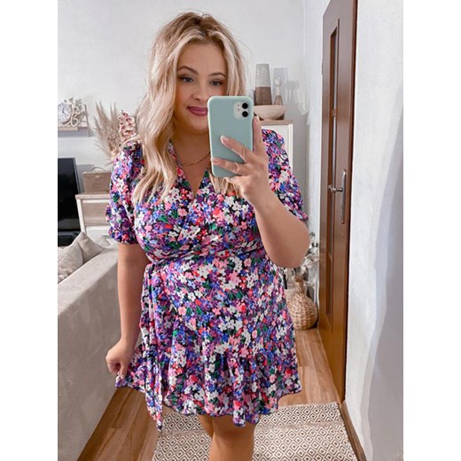 LENA - SUKIENKA PLUS SIZE KOPERTOWA W KWIATY. CZARNO/FIOLETOWA Rozmiar UNIWERSALNY kiecka.eu