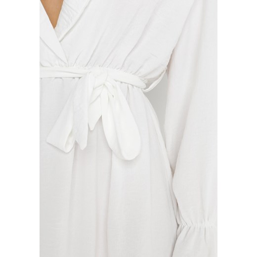 Biała sukienka Born2be rozkloszowana z dekoltem v mini z długim rękawem z paskiem 