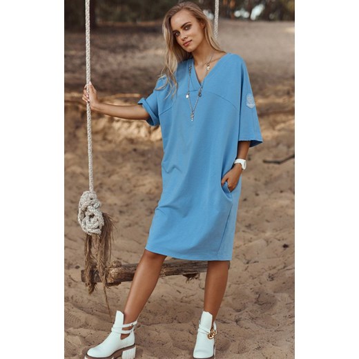 Sukienka dresowa oversize z aplikacją na rękawie  M708, Kolor niebieski, Rozmiar Makadamia S/M Primodo