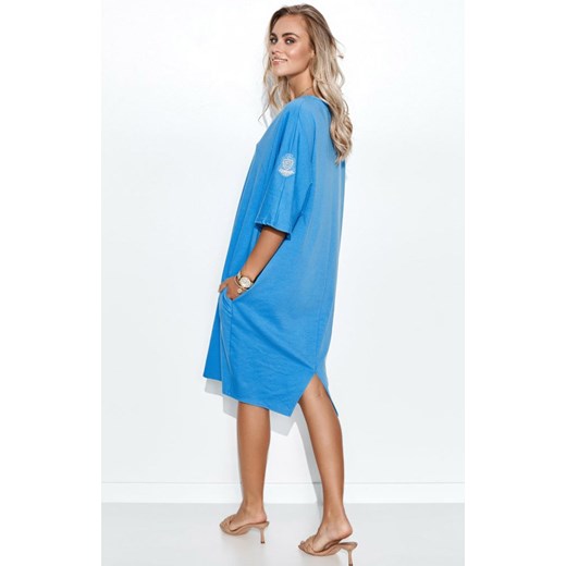 Sukienka dresowa oversize z aplikacją na rękawie  M708, Kolor niebieski, Rozmiar Makadamia 2XL/3XL Primodo