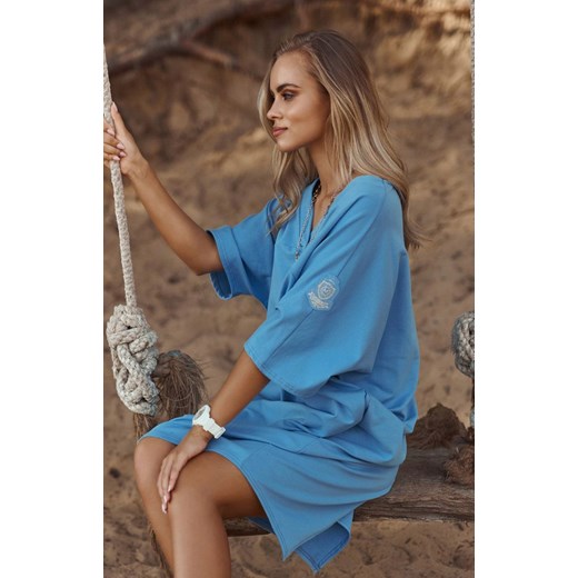 Sukienka dresowa oversize z aplikacją na rękawie  M708, Kolor niebieski, Rozmiar Makadamia L/XL Primodo