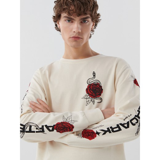 Cropp - Kremowa koszulka z nadrukiem czerwonych róż - kremowy ze sklepu Cropp w kategorii T-shirty męskie - zdjęcie 141613703