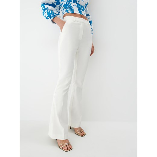Mohito - Eleganckie spodnie flare - Kremowy Mohito 38 Mohito