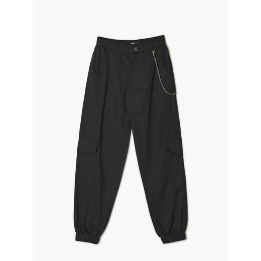 Cropp - Czarne joggery cargo z łańcuchem - czarny ze sklepu Cropp w kategorii Spodnie damskie - zdjęcie 141934080