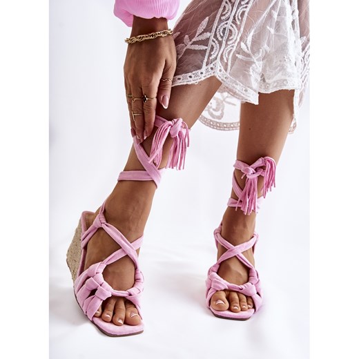 Sandały damskie różowe Ws1 na płaskiej podeszwie eleganckie z klamrą 