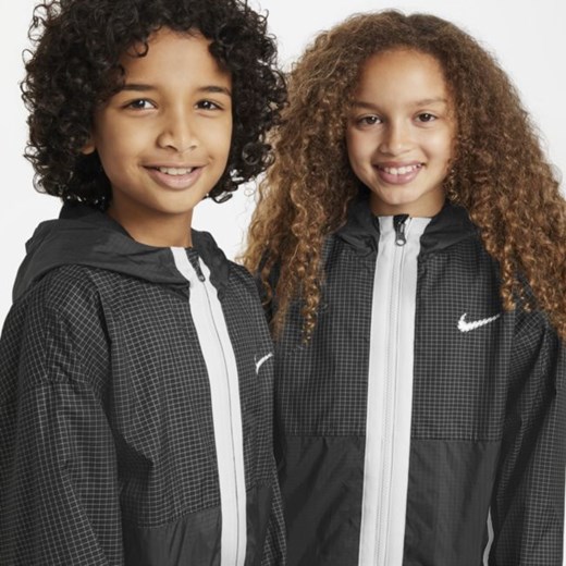 Kurtka z tkaniny dla dużych dzieci Nike Outdoor Play - Czerń Nike XL Nike poland