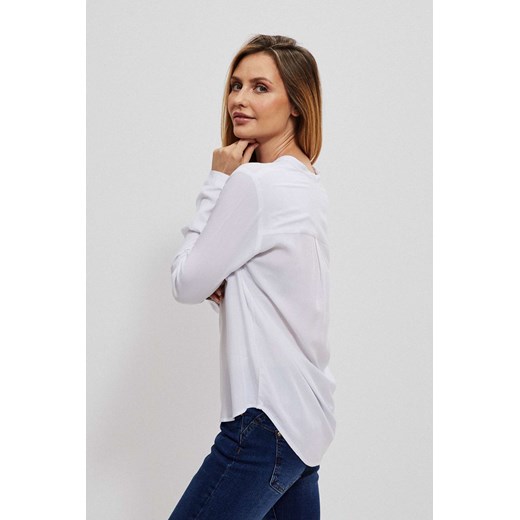 Ozdobna koszula z zamkiemi kieszeniami biała ze sklepu Moodo.pl w kategorii Bluzki damskie - zdjęcie 142552503