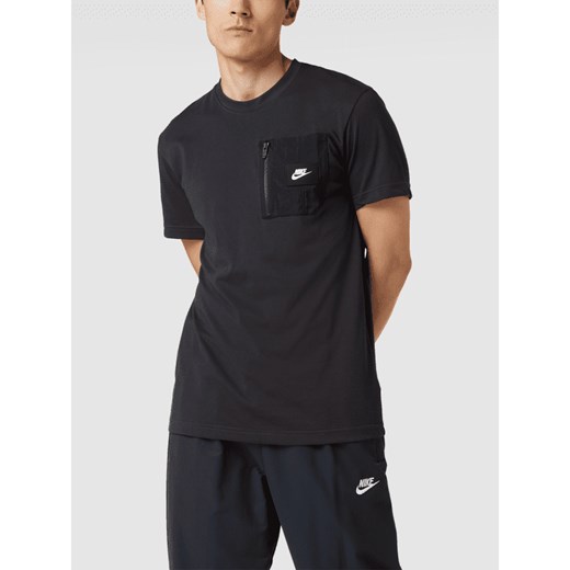 T-shirt z kieszenią zapinaną na zamek błyskawiczny Nike L Peek&Cloppenburg 