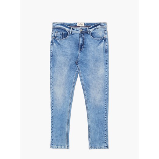 Cropp - Jasne jeansy carrot - niebieski ze sklepu Cropp w kategorii Jeansy męskie - zdjęcie 142749171